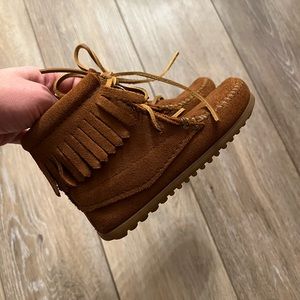 Minnetonka girls lace-up boot moccasins size 9